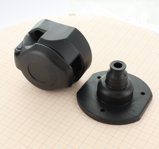 FEP 2015700 Stecker - 13-polige 12 V Anhaengersteckdose Kunststoffausfuehrung, reduzierte Bauhoehe mit abschaltbarem Kontakt fuer Nebelschlusslicht, Schutzkappe, Steckdosenunterlage, ohne FEP-Logo